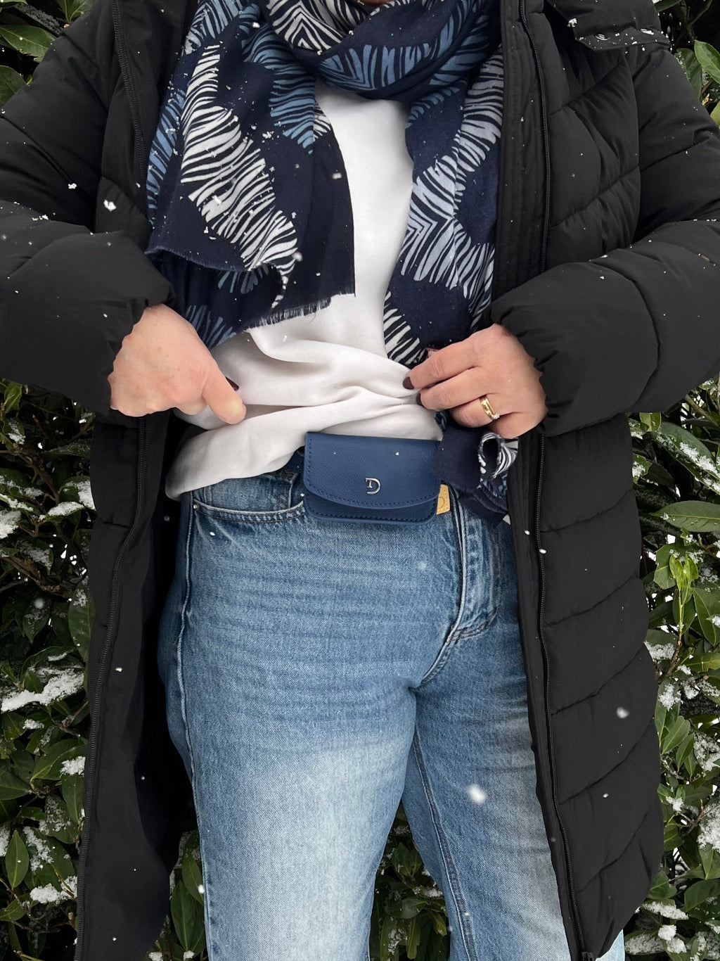 Navy Blue leren heuptasje voor insulinepomp inclusief riem - Beige Suède voering