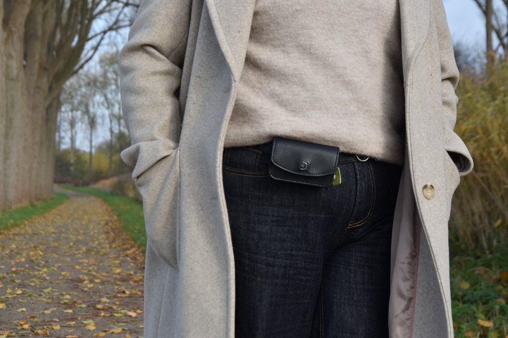 Zwart insulinepomptasje om de heup gedragen – lifestyle foto