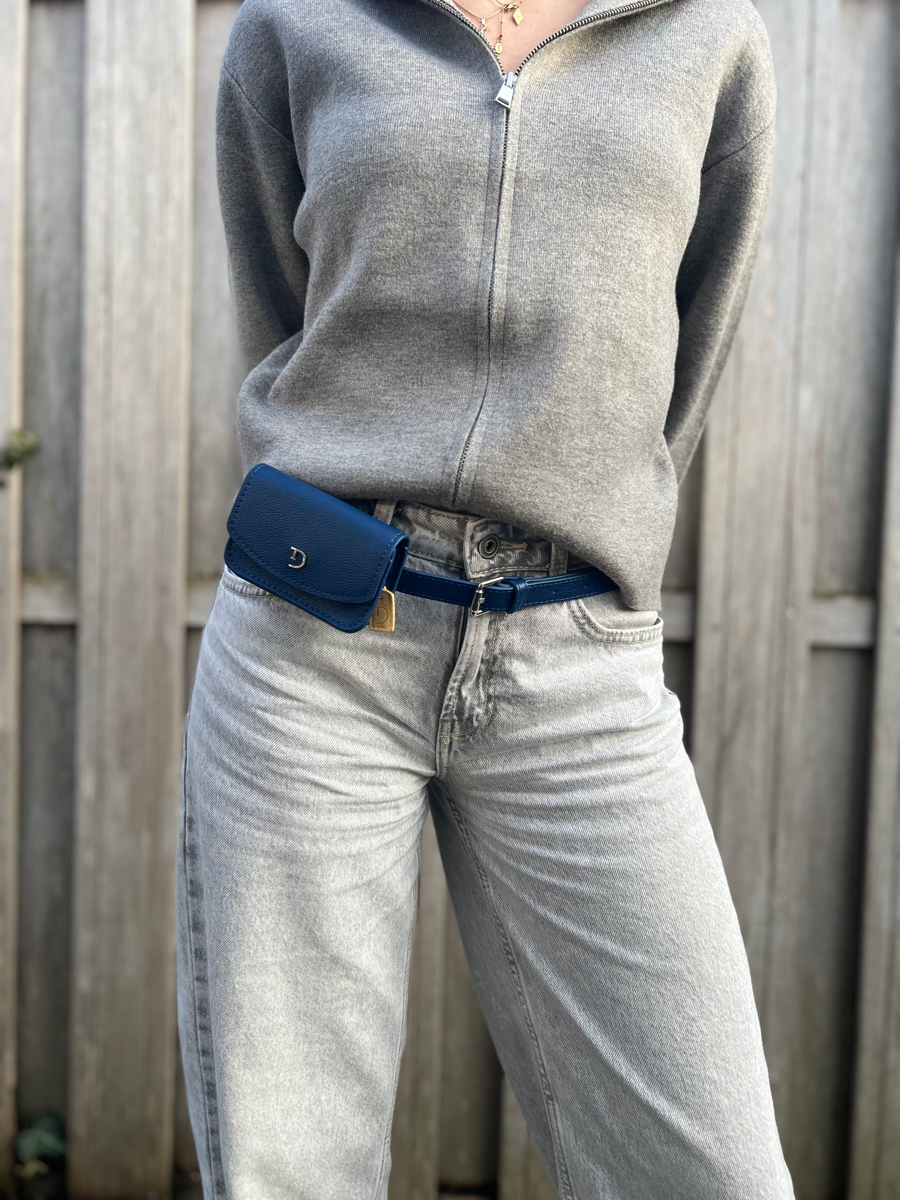 Navy Blue Leren Insulinepomp Heuptasje – Comfortabel & Discreet voor Vrouwen