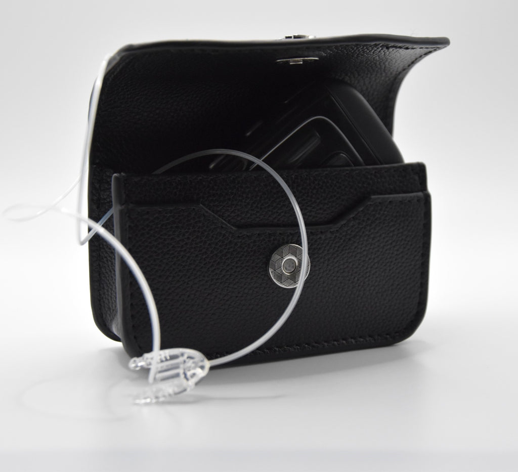 Vooraanzicht zwart leren heuptas met insulinepomp