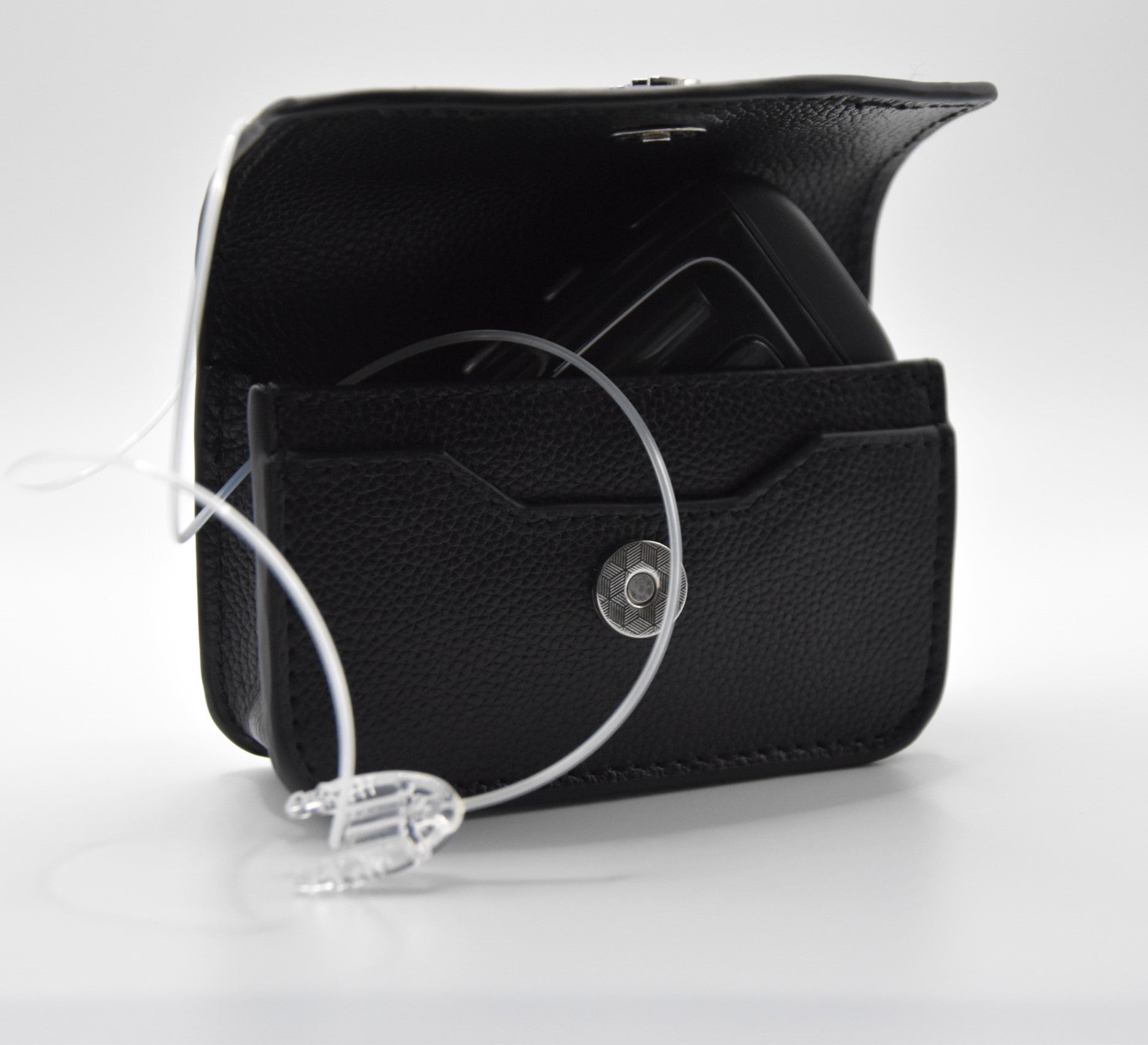 Vooraanzicht zwart leren heuptas met insulinepomp